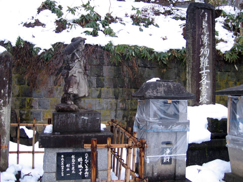 鶴ヶ城を望む白虎隊士の像